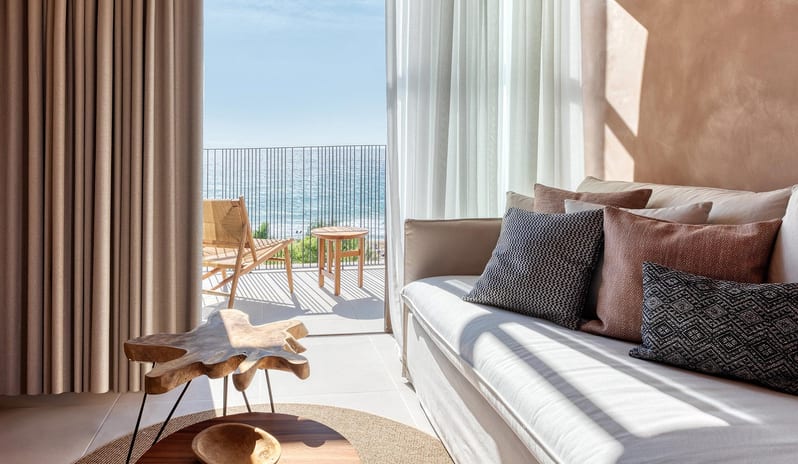 SAPPHIRE FAMILY 2 BEDROOM SUITE LIVING ROOM